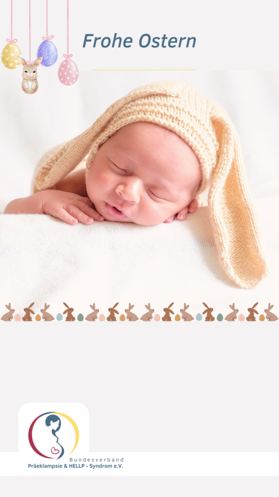 schlafendes Baby mit Osterhasenohrenmütze auf, pastelfarbene Ostereier im Hintergrund